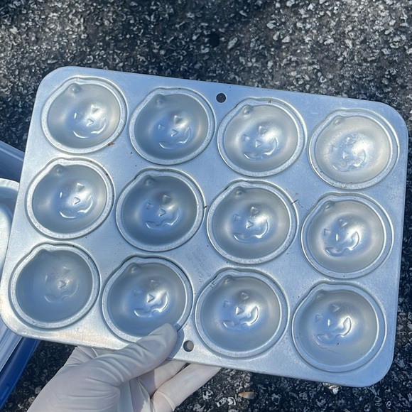 Cake pan jack-o'-lantern - Picture 1 of 1